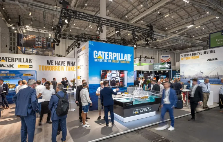 Messestand mit LED-Displays und Beleuchtung in einer Messehalle