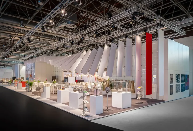 Messestand mit Traversen und Rigging unter der Hallendecke