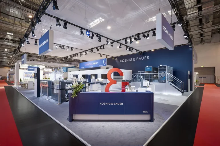 Beleuchteter Messestand in einer Messehalle
