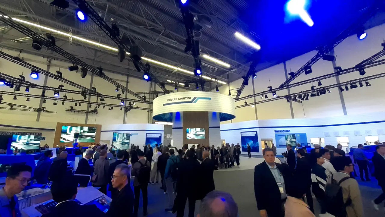 Messestand mit Licht- und Medientechnik von Rentalmania
