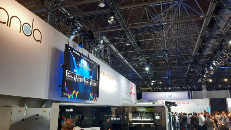 LED-Wand mit Videoinhalten an einem Messestand