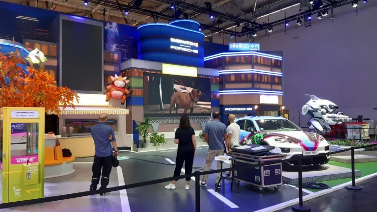 Messestand-Technik am Porsche-Stand, gamescom 2025