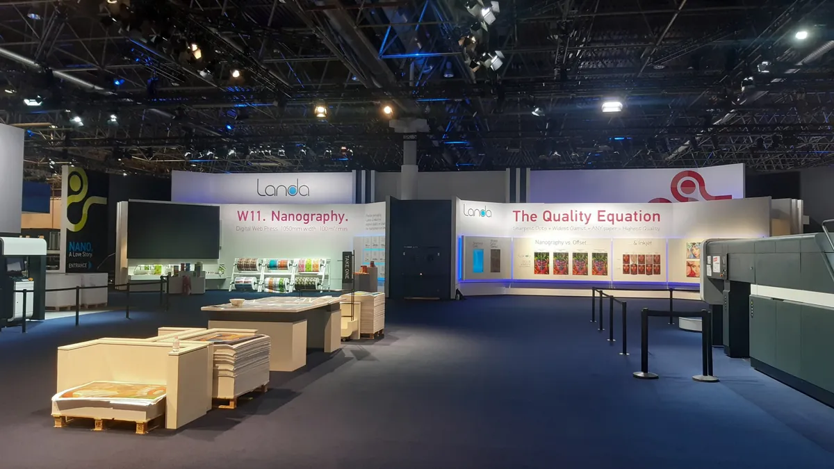 Messestand mit LED-Technik von Rentalmania