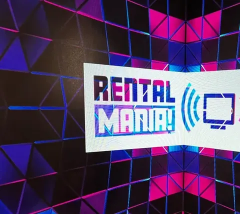 LED Insta-Box mit Rentalmania-Logo auf der LED-Wand