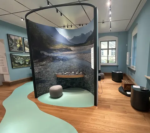 Raumgreifende Medieninstallation mit Flusslandschaft auf einer halbrunden Wand im Neuen Stadtmuseum Landsberg am Lech